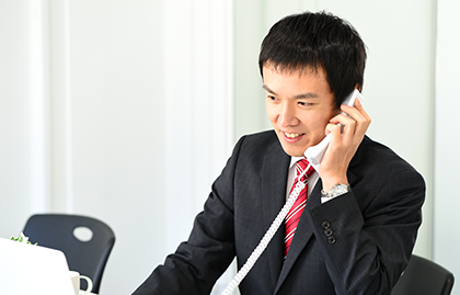 家の周りに雑草や木が伸び放題になっている